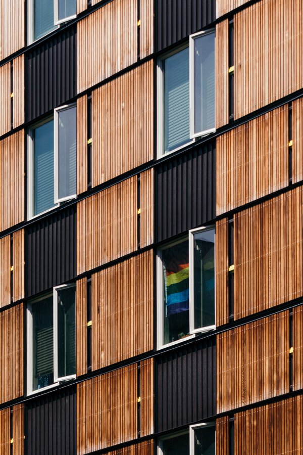 LGBTQ+ Pride Flagge im Fenster eines Gebäudes