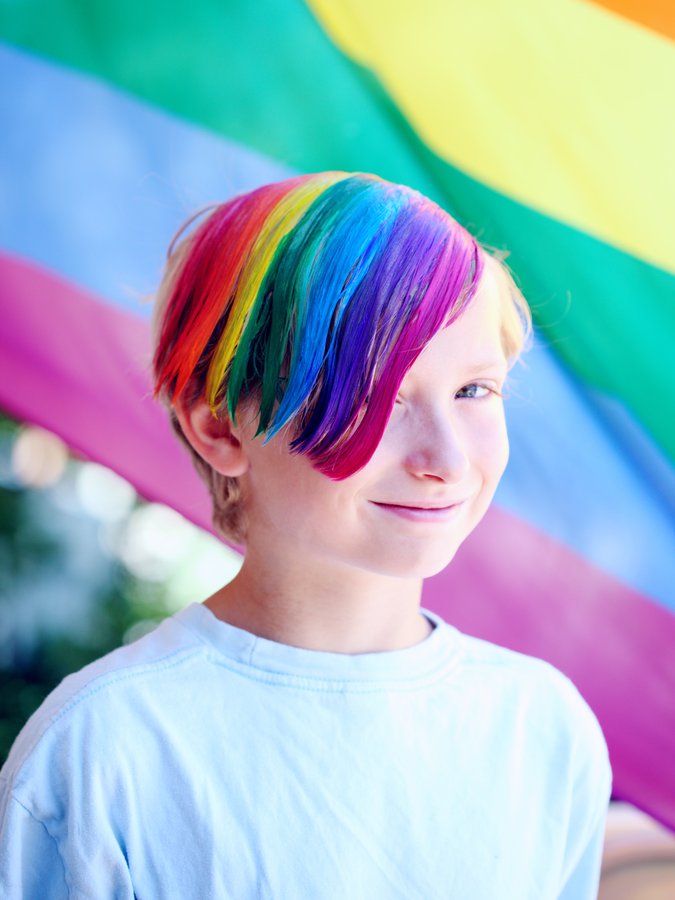 Jugendliche Person mit Regenbogen-Haaren